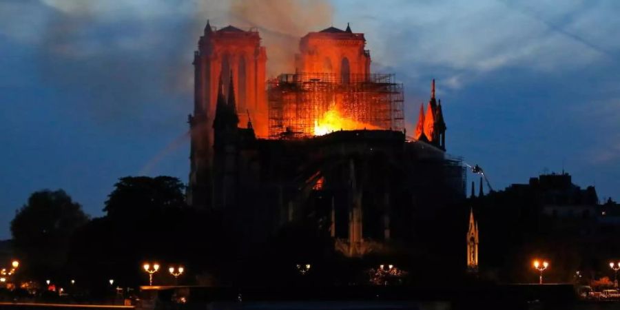 Feuerwehrleute versuchen das Feuer in der Kathedrale Notre-Dame zu löschen. Foto: Michael Euler/AP