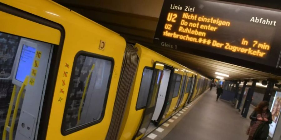 Gestoppte U-Bahn im Bahnhof Senefelder Platz