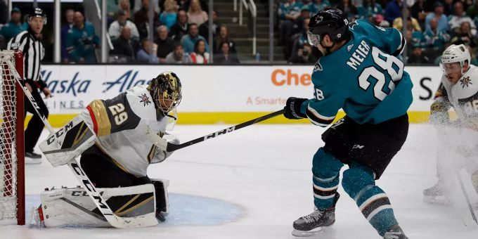 Timo Meier schiesst aufs Tor. Den anschliessenden Abpraller verwertet Sturmkollege Logan Couture zum zwischenzeitlichen 2:0. Timo Meier San Jose Sharks