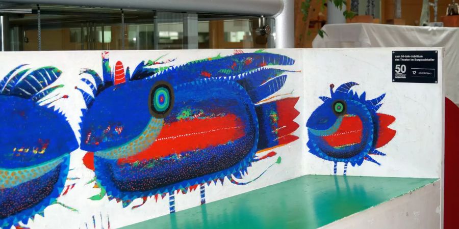 Bemalte Bank des Malers Elso Schiavo mit kunstvollen Vögeln