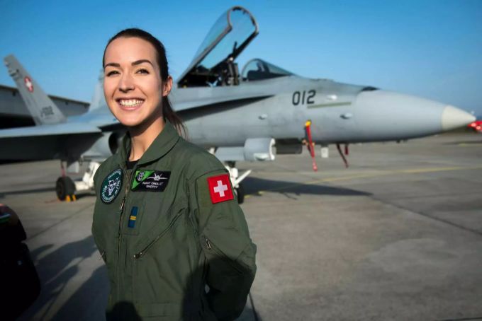 Hat gut lachen: Fanny Chollet ist die erste Kampfjet-Pilotin der Schweizer Armee. Schweizer Armee Fanny Chollet