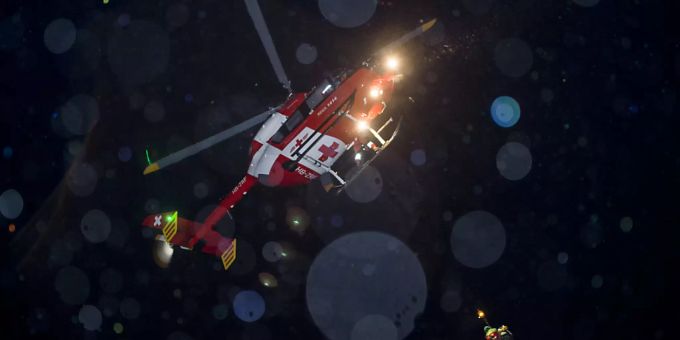 Die Rega verzeichnete am Wochenende über 190 Einsätze. Dazu gehörte auch ein nächtlicher Einsatz mit der Rettungswinde in Deutschland, wo zwei verirrte Schneeschuhläufer aus unwegsamem Gelände gerettet werden mussten. (Archivbild) Die Rega verzeichnete am Wochenende über 190 Einsätze. Dazu gehörte auch ein nächtlicher Einsatz mit der Rettungswinde in Deutschland, wo zwei verirrte Schneeschuhläufer aus unwegsamem Gelände gerettet werden mussten. (Archivbild)