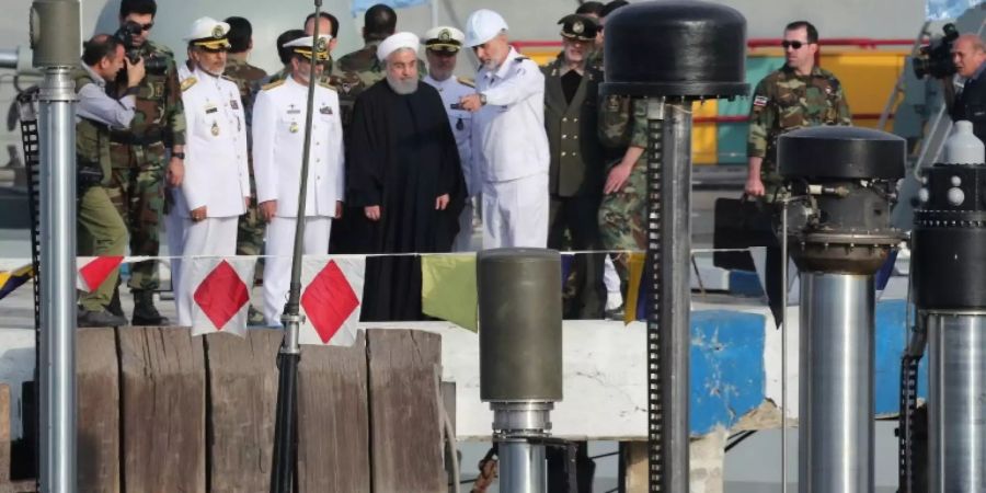 Präsident Hassan Ruhani (in schwarz) bei der Einweihung des neuen U-Bootes