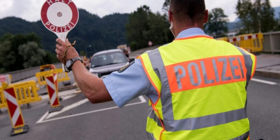 Mobile Kontrollstelle an Grenze in Bayern