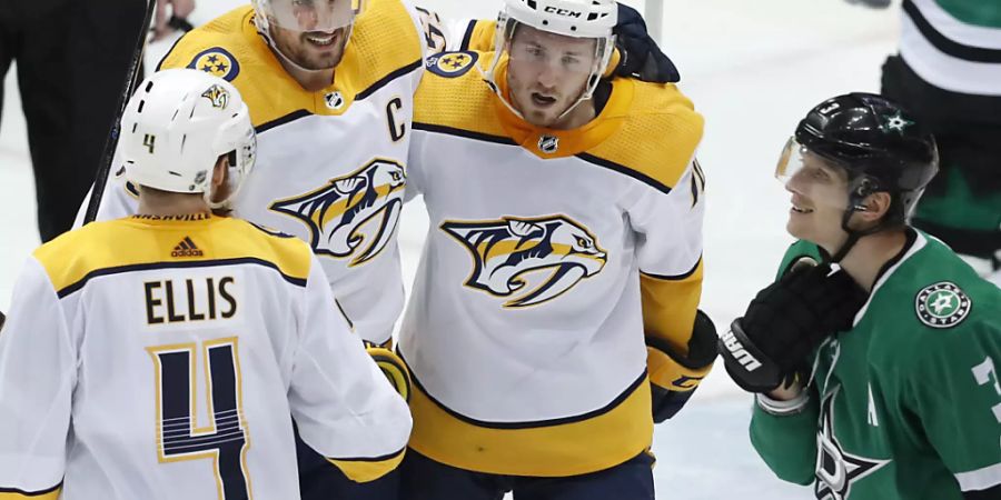 Roman Josi mit dem «C» des Captains lässt sich für sein Siegestor zum 4:3 beglückwünschen