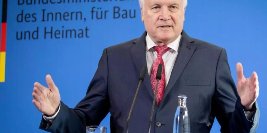Innenminister Seehofer äussert sich in Berlin zu den jüngsten Berichten über den Anschlag auf den Breitscheidplatz. Foto: Kay Nietfeld