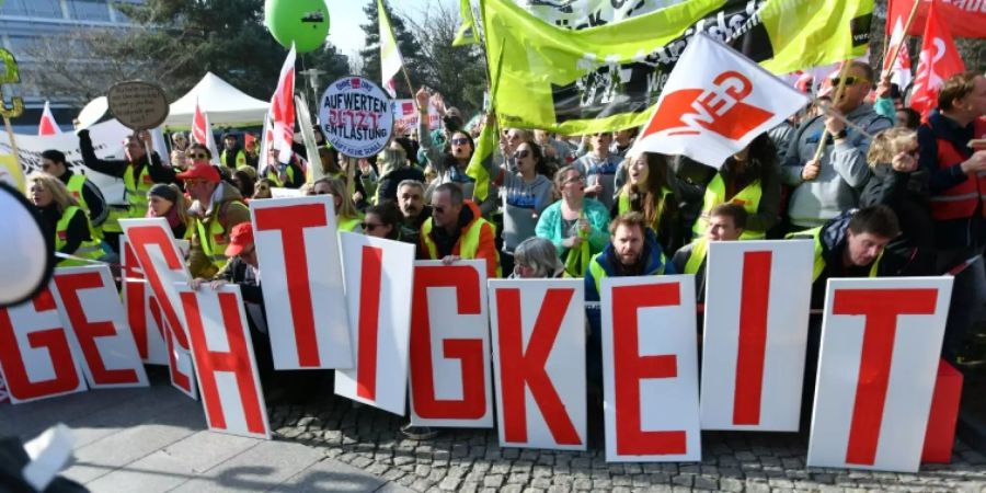 Gewerkschafter demonstrieren am Verhandlungsort in Potsdam