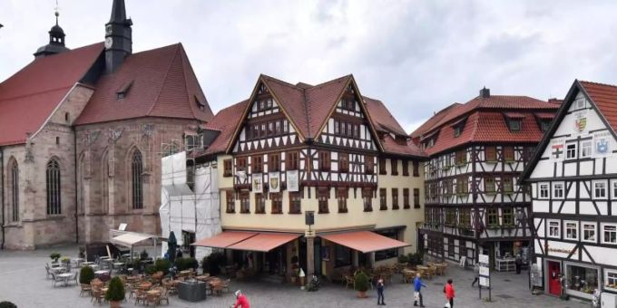 In einem restaurierten Fachwerk-Haus am Schmalkalder Altmarkt wurde das Otto Mueller Museum der Moderne eingerichtet. Foto: Martin Schutt In einem restaurierten Fachwerk-Haus am Schmalkalder Altmarkt wurde das Otto Mueller Museum der Moderne eingerichtet. Foto: Martin Schutt