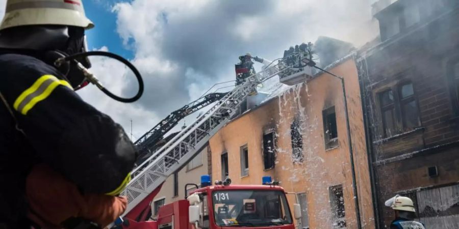 Die Feuerwehr kämpft gegen die Flammen. Foto: Oliver Dietze