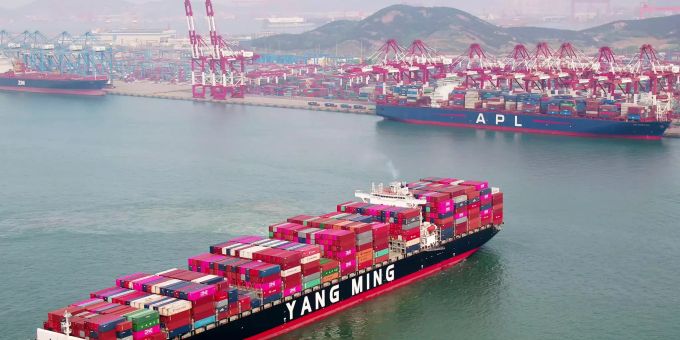 Ein Containerschiff fährt vor einem Containetrterminal. Im Handelsstreit mit Washington reagiert China auf höhere US-Zölle und hebt seinerseits die Einfuhrgebühren auf US-Produkte im Wert von 60 Milliarden US-Dollar an. Handelskonflikt Donald Trump China
