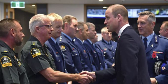 Einsatzkräfte, die unmittelbar nach den Terroranschlägen Opfern zu Hilfe eilten, trafen am Donnerstag auf den britischen Thronfolger. Prinz William