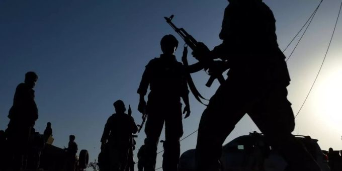Männer mit Waffen an einem Sonnenaufgang. (Symbolbild) Vertreter der radikalislamischen Taliban und die USA wollen ein Treff.