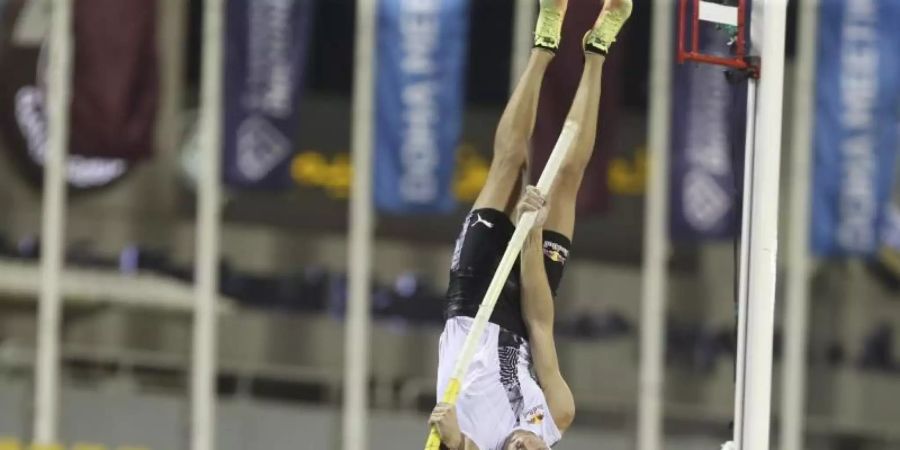 Armand Duplantis hat sich in Doha mit einer Siegeshöhe von 5,82 Metern begnügen müssen. Foto: Hussein Sayed/AP/dpa