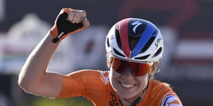 Anna van der Breggen gewinnt bei der WM in Imola auch das Strassenrennen. Foto: Eric Lalmand/BELGA/dpa