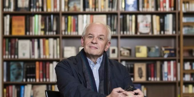 Der Schweizer Autor Ralph Dutli hat mit «Das Gold der Träume» seinen dritten Teil kleiner Kulturgeschichten vorgelegt - eine Lektürefreude mit kleinen Einschränkungen. Dutli beleuchtet die Ambivalenz von Gold als Symbol für Glanz und Gier über mehrere Jahrtausende. (Archivbild) Der Schweizer Autor Ralph Dutli hat mit «Das Gold der Träume» seinen dritten Teil kleiner Kulturgeschichten vorgelegt - eine Lektürefreude mit kleinen Einschränkungen. Dutli beleuchtet die Ambivalenz von Gold als Symbol für Glanz und Gier über mehrere Jahrtausende. (Archivbild)