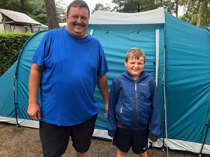 Orlando Hählen und sein Sohn Rico (9) haben gerade ihr Zelt aufgestellt.