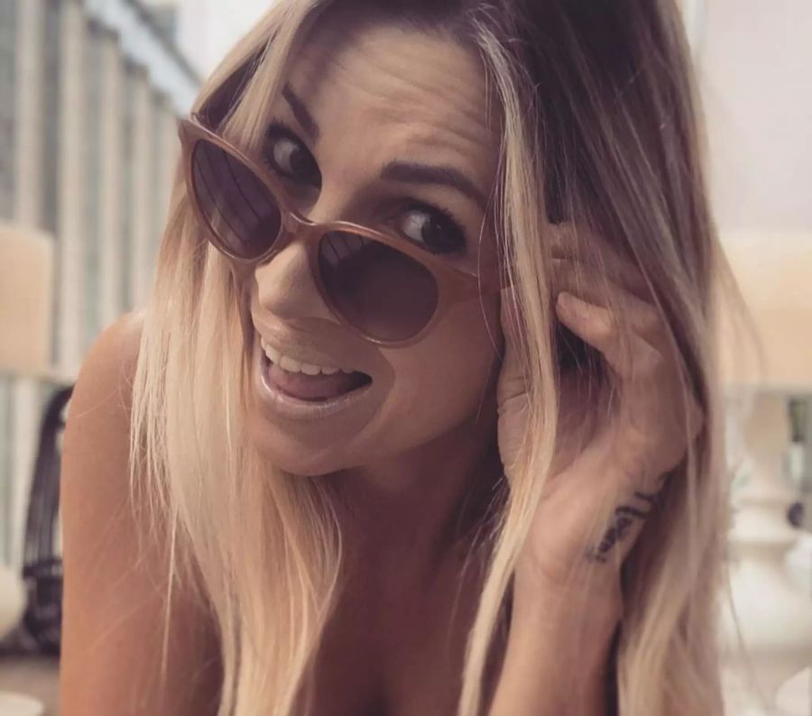 Frau mit Sonnenbrille