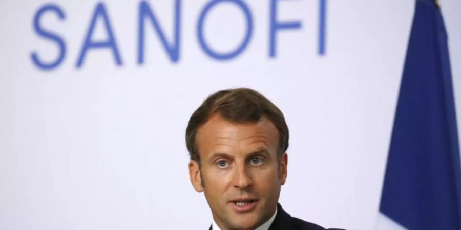 Frankreichs Präsident Emmanuel Macron bei einem Besuch einer Fabrik des Pharmaherstellers Sanofi. Foto: Gonzalo Fuentes/Reuters Pool/AP/dpa