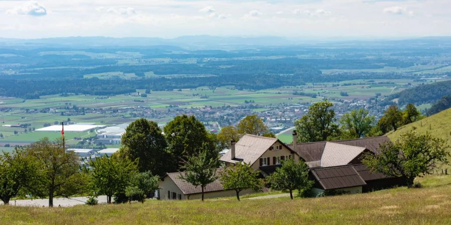 Bergrestaurant Roggen auf dem gleichnamigen Hausberg. Ab Oensingen dauert die Wanderung auf den Roggen rund 90 Minuten. Schloss Neu Bechburg liegt ebenfalls am Weg.