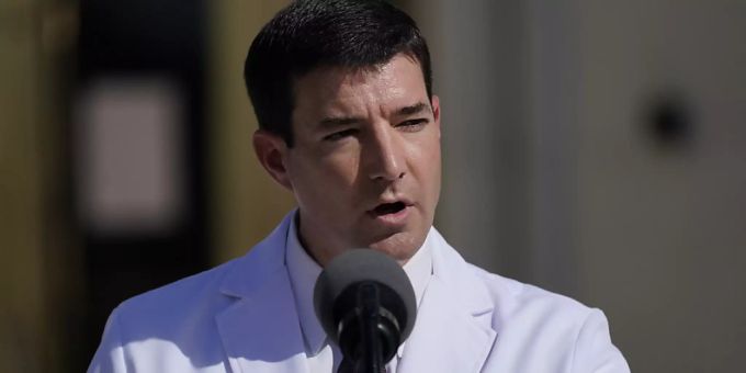 Sean Conley, Leibarzt des US-Präsidenten Trump, spricht mit Reportern im Walter Reed National Military Medical Center. Nach seiner Covid-19-Erkrankung ist US-Präsident Trump seinem Leibarzt zufolge nicht mehr ansteckend. Foto: Evan Vucci/AP/dpa Sean Conley