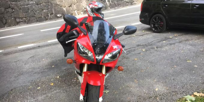 Der Motorradlenker prallte in das Heck des stehenden Wagens. Kantonspolizei Glarus