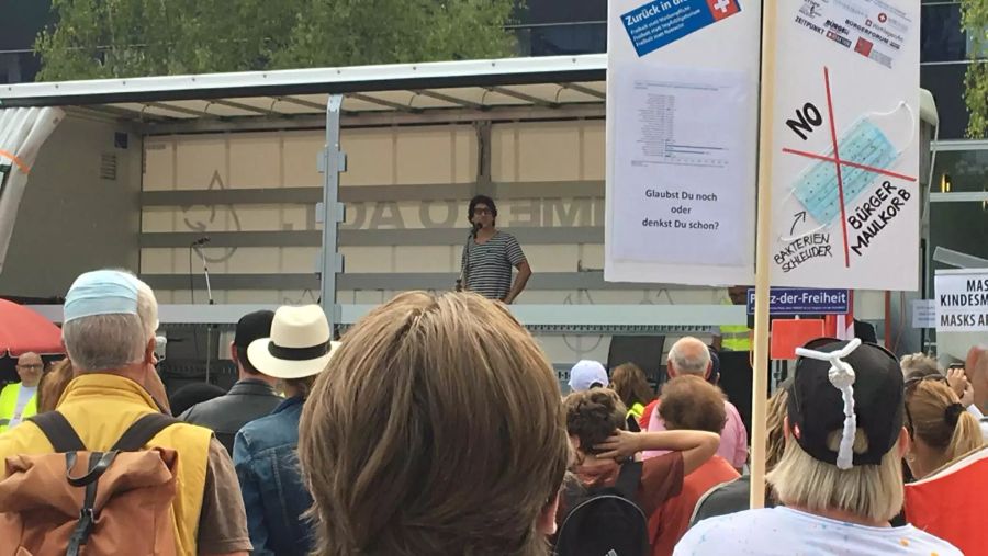 Andreas Thiel bei seiner Rede an der Corona-Demo heute Samstag.