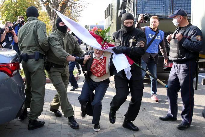 Polizeibeamte versuchen Nina Bahinskaya, eine 73 Jahre alte Frau, am Rande einer Demonstration gegen die Wahlergebnisse in Belarus wegzutragen. Trotz Gewaltandrohung durch die Polizei in Belarus (Weissrussland) haben sich Frauen in Minsk zu einem neuen Protestmarsch gegen Staatschef Lukaschenko versammelt. Proteste in Belarus