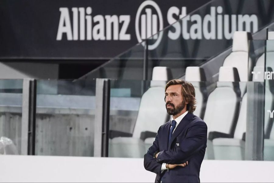 Andrea Pirlo steht zum ersten Mal in der Serie A an der Seitenlinie von Juventus Turin.