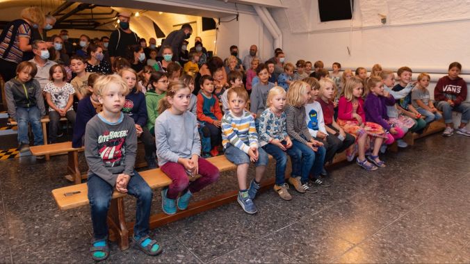 Noch etwas skeptisch harren die Kinder den Dingen, die da kommen sollen ...