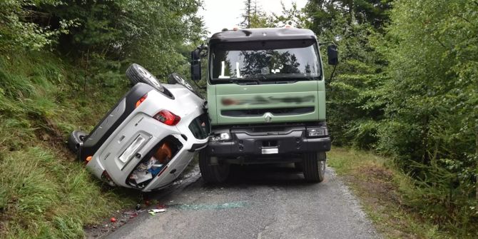 Domat/Ems GR: Kollision bei Kreuzungsmanöver
