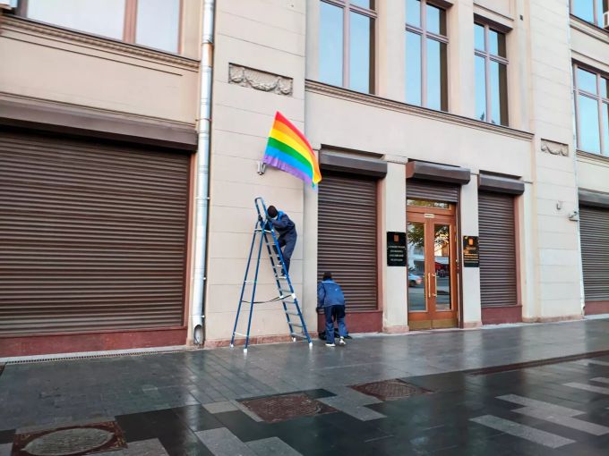 Mitglieder von Pussy Riot hängen am Eingang der Präsidialverwaltung eine Regenbogenflagge auf. Pussy Riot