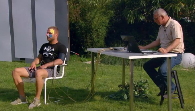 «Like Me – I'm Famous»: Beim Lügendetektortest müssen die Bewohner ehrlich antworten. «Like Me – I'm Famous»