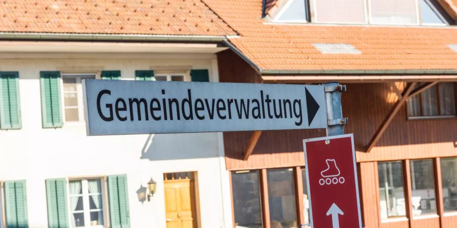 Wegweiser zur Gemeindeverwaltung in Kestenholz.