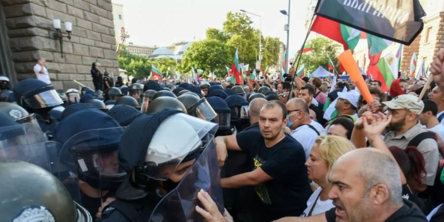 Demonstranten und Polizisten in der bulgarischen Hauptstadt Sofia