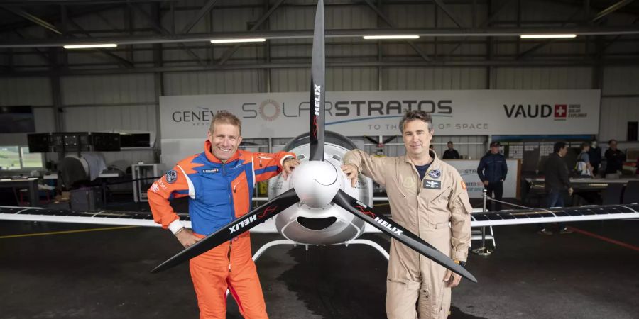 Raphaël Domjan (links) posiert mit dem Testpiloten, Miguel Iturmendi (rechts), vor seinem Solarflugzeug Solarstratos. Mit dem Solarflugzeug konnte eine Höhe von auf 9521 Meter erreicht werde