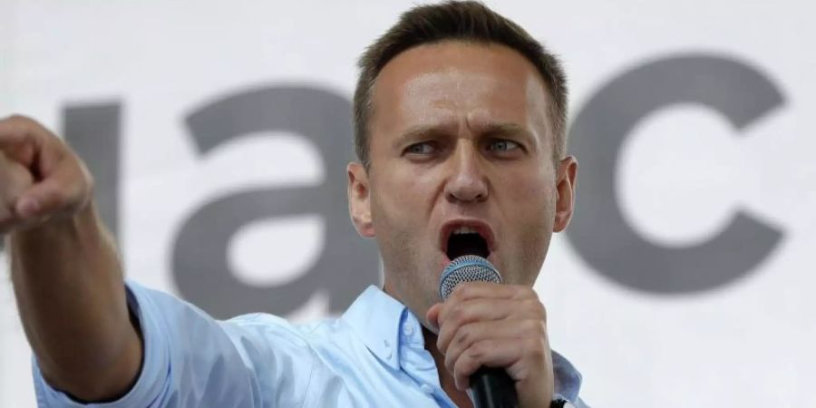 Alexej Nawalny, Oppositionsführer aus Russland, spricht bei einem Protest in Moskau. Foto: Pavel Golovkin/AP/dpa