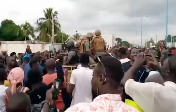 Soldaten werden von Menschenmassen begrüsst. Am Dienstag hatten Soldaten bei einer Meuterei in der nahe der Hauptstadt Bamako gelegenen Garnisonsstadt Kati den Staatschef Keïta und weitere Mitglieder seiner Regierung festgesetzt. Unruhen in Mali