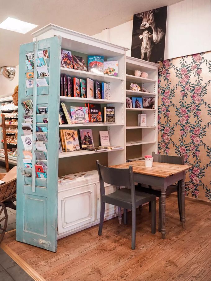 Das Geschäft bietet auch eine kleine Kaffee-Ecke zum Verweilen. Hello Vegan