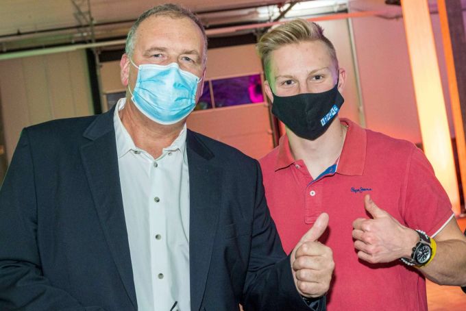Charly Riesen (l) mit dem Schweizer DTM-Rennfahrer Fabio Scherer (r)