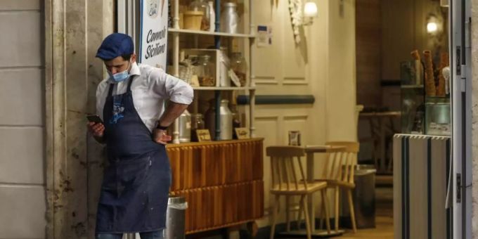 In Italien müssen nun landesweit alle Restaurants und Bars um 18 Uhr für Gäste schliessen. Foto: Cecilia Fabiano/LaPresse/AP/dpa In Italien müssen nun landesweit alle Restaurants und Bars um 18 Uhr für Gäste schliessen. Foto: Cecilia Fabiano/LaPresse/AP/dpa