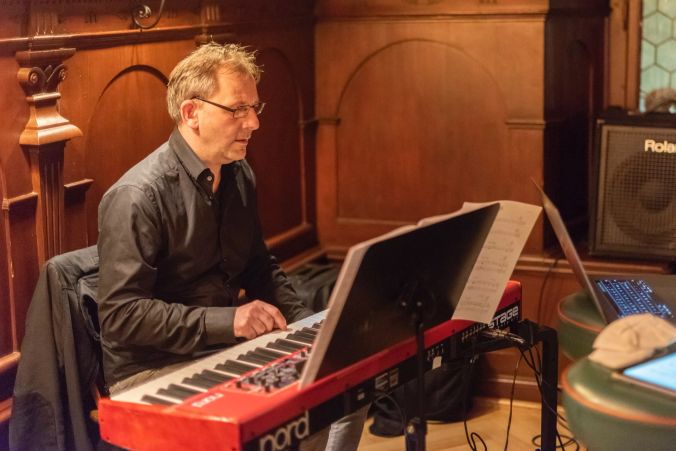 Gregor Müller spielt Piano/Rhodes und einen Synthesizer.