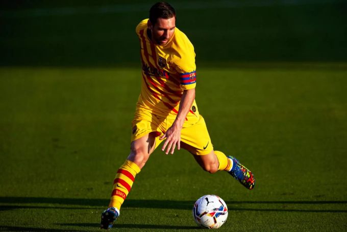Lionel Messi trägt beim Spiel gegen Gymnasia Tarragona die Kapitänsbinde. Lionel Messi