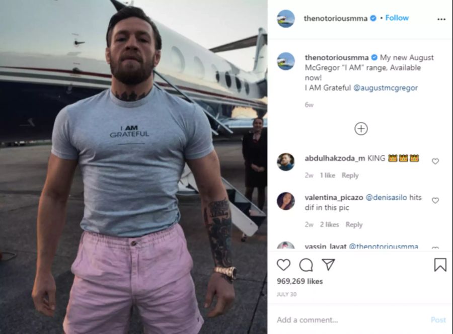 Conor McGregor posiert vor seinem Privatjet.