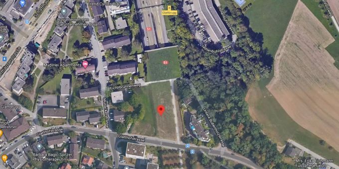 Auf dieser Autobahnüberdeckung in Opfikon soll die neue Schule gebaut werden. opfikon