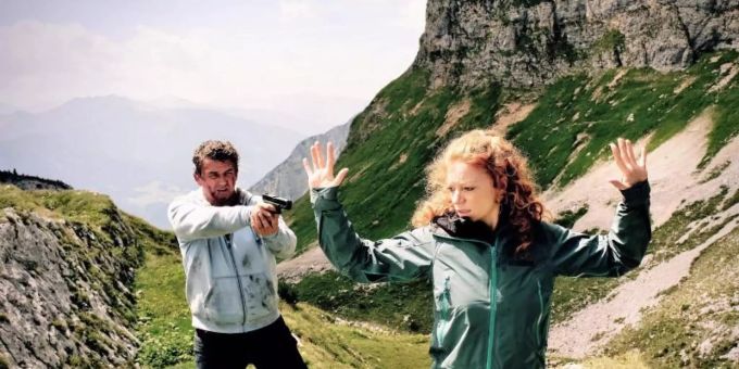 Der Rechtsanwalt Klaus Burg (Hans Sigl) und die Bergführerin Maja Wendt (Marleen Lohse) im Thriller «Flucht durchs Höllental». Foto: Bernd Schuller/ZDF/dpa Der Rechtsanwalt Klaus Burg (Hans Sigl) und die Bergführerin Maja Wendt (Marleen Lohse) im Thriller «Flucht durchs Höllental». Foto: Bernd Schuller/ZDF/dpa