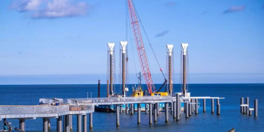 Die neue Seebrücke am Strand der Insel Usedom soll rund 280 Meter weit ins Meer ragen, aber mit ihrer geschwungenen Form anders ausschauen als bisherige Seebrücken an der Ostsee. Foto: Jens Büttner/dpa-Zentralbild/dpa