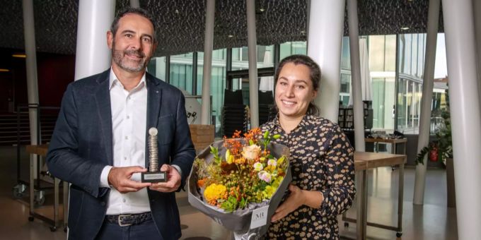 Geschäftsführer Alain Kappeler und Leiterin Digital & Campaign Derya Kilic von SOS-Kinderdorf Schweiz nehmen den Swissfundraising-Award entgegen. SOS Kinderdorf Spenden Kampagne