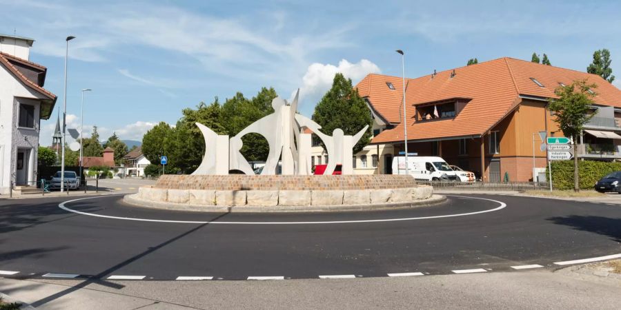 Kreisverkehr in Härkingen. Figuren, Silhouetten aus Stahlblech Markt, Leben, Spiel und Wasser.