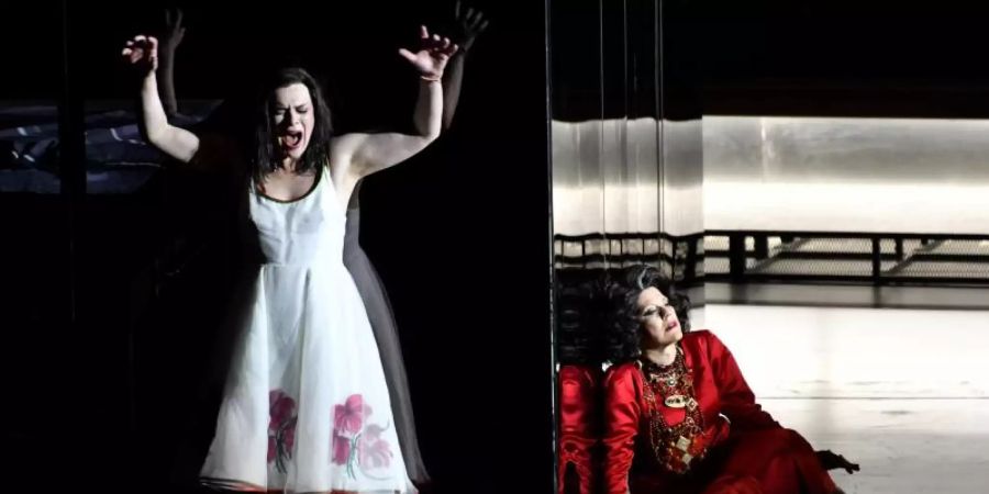 Am Eröffnungsabend steht «Elektra» mit Ausrine Stundyte (Elektra) und Tanja Ariane Baumgartner (Klytämnestra) auf dem Programm. Foto: Barbara Gindl/APA/dpa