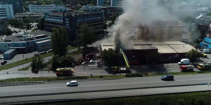Bei Recycling-Anlage - Drohnenvideo zeigt Mega-Rauch über Schlieren ZH